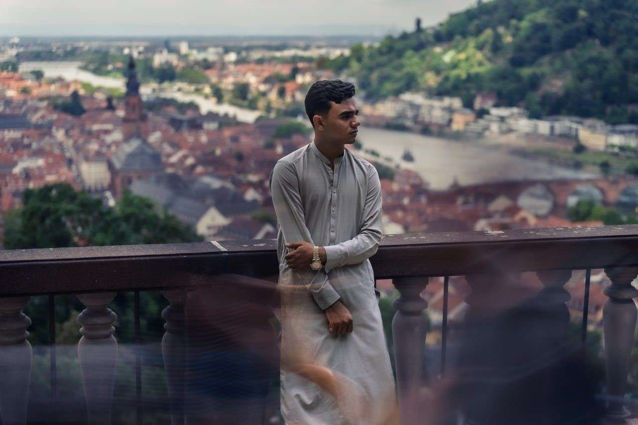 abawoon trägt traditionelle afghanische Kleidung in der Heidelberger Innenstadt. Ein Fotografie- und Filmprojekt zum Thema Identität und Integration in Zusammenarbeit mit dem IBZ Karlsruhe.